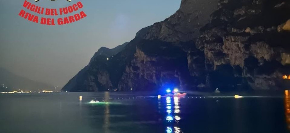Foto d'archivio Nonostante i divieti madre e figli entrano in acqua in un tratto pericoloso e rischiano di essere trascinati via dalla